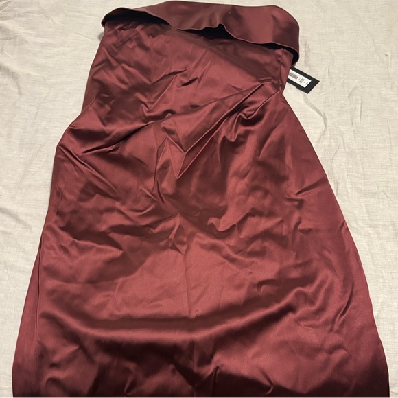 Aritzia Strapless Dress in Burgundy - Picture 4 of 5